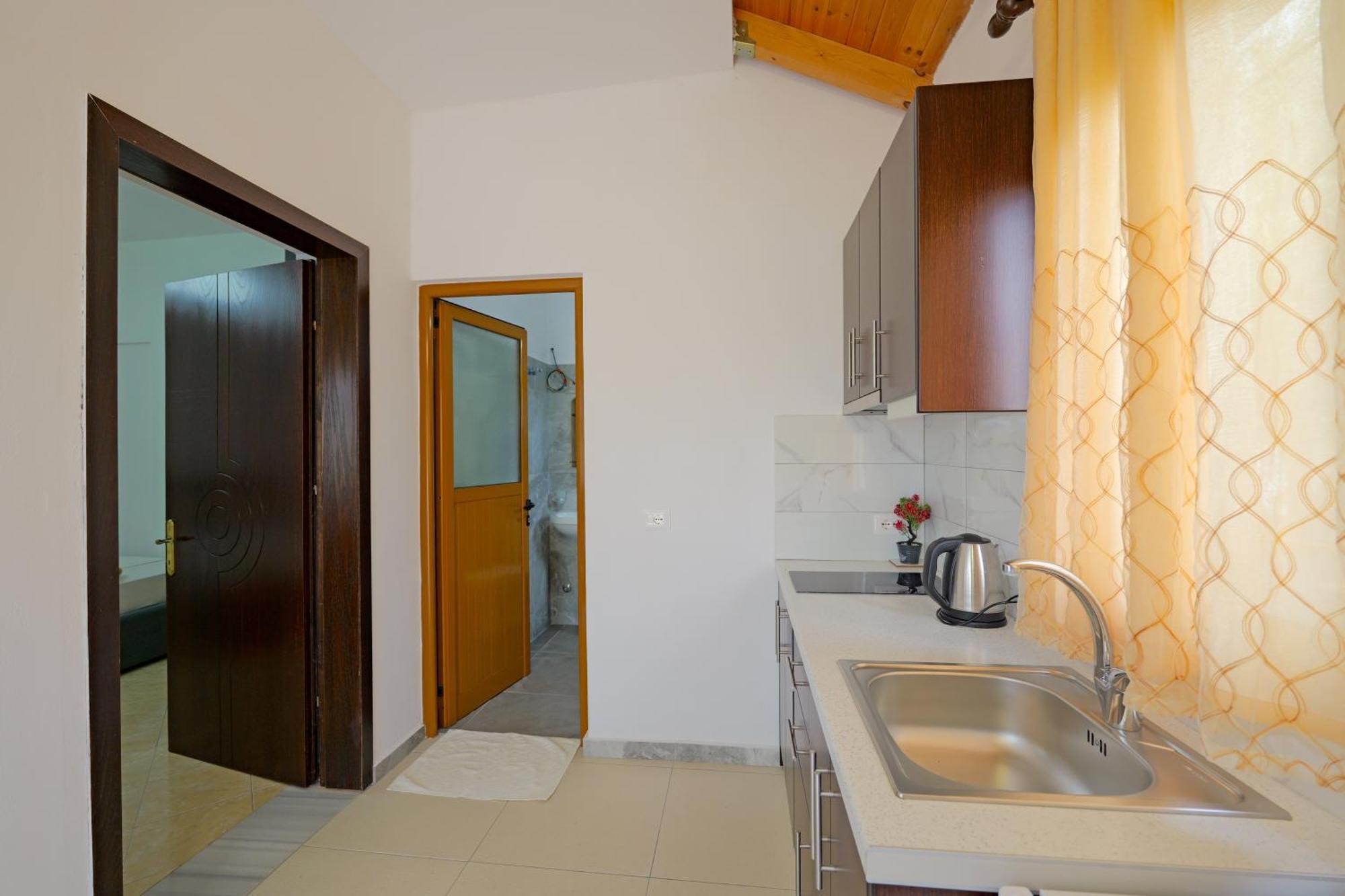 Brahimi Guest House Ksamil Exterior photo